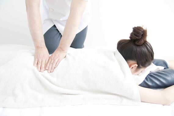 背中の施術を受ける女性